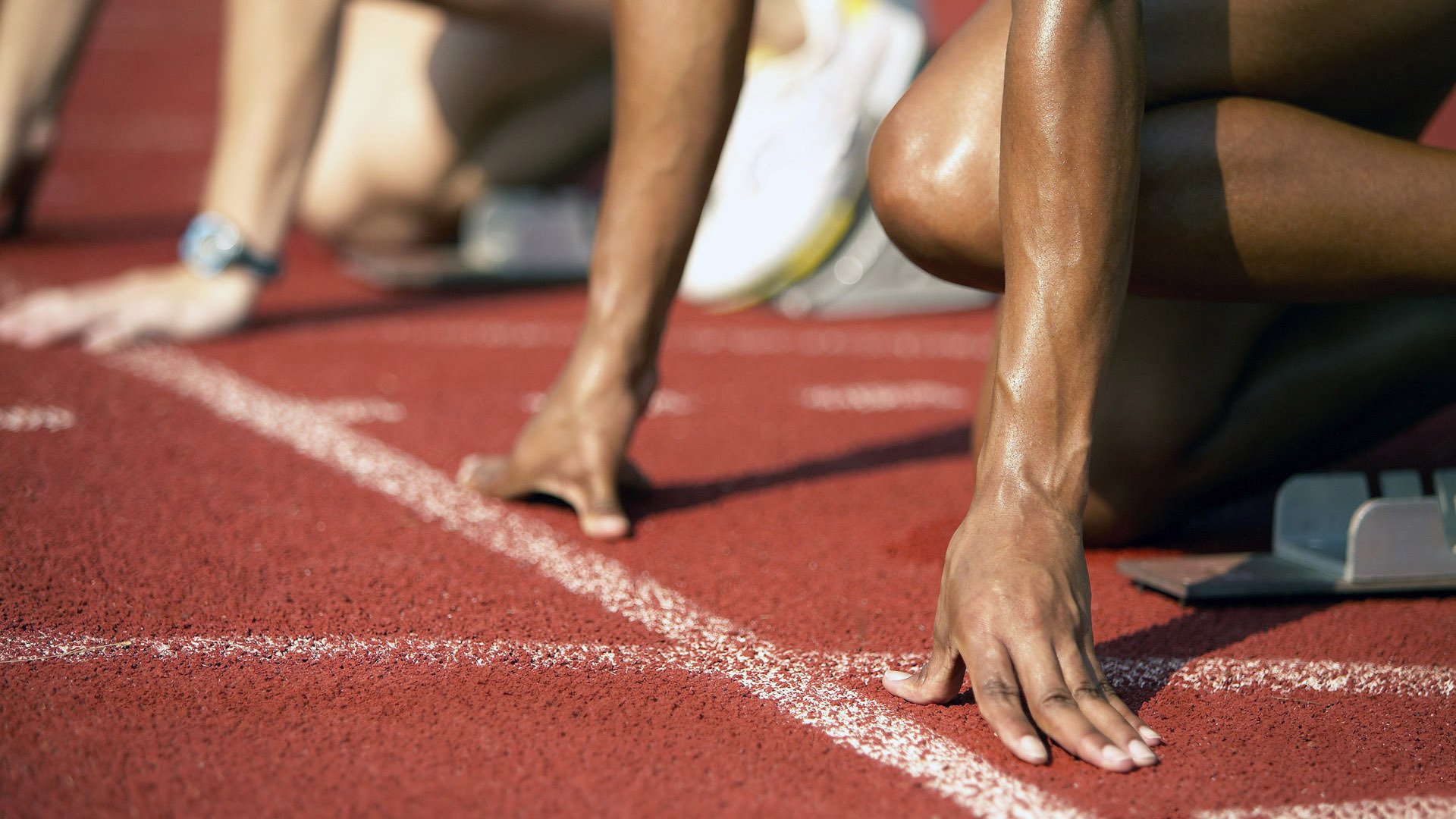 中锋与边锋频频协作，快速进攻效果明显，中锋实战技巧